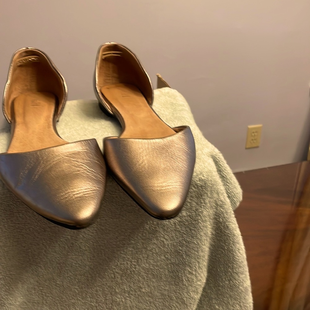 Silver JJ D’Orsay leather flats. Good Pre owned condition see pics